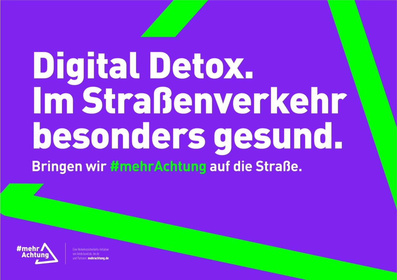 Vor einem grünen Dreieck auf violettem Hintergrund, das an das Verkehrszeichen „Gefahrenstelle“ erinnert, steht der Text: „Digital Detox. Im Straßenverkehr besonders gesund. Bringen wir mehr Achtung auf die Straße.“