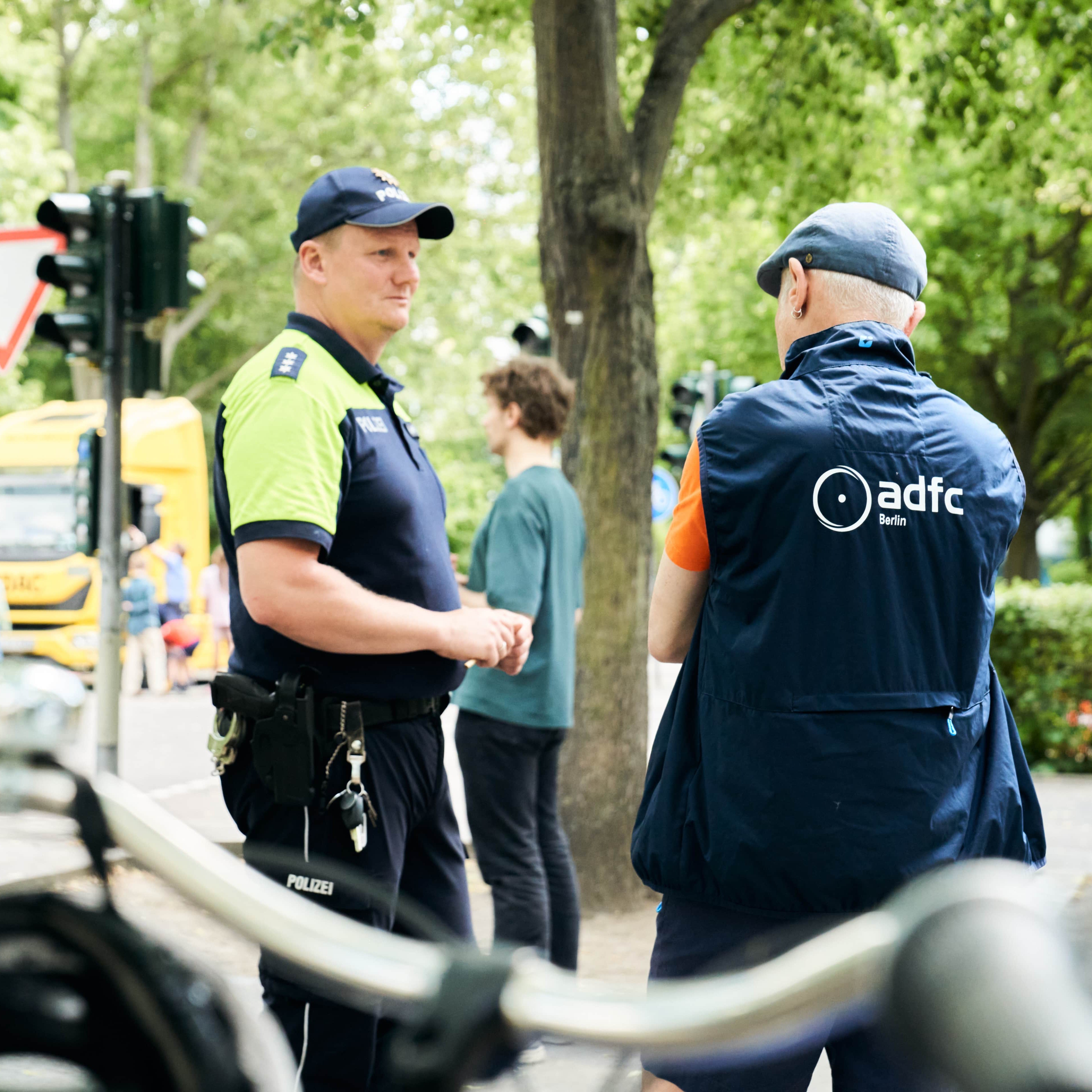 Ein Polizist im Gespräch mit Volker Mai vom ADFC.