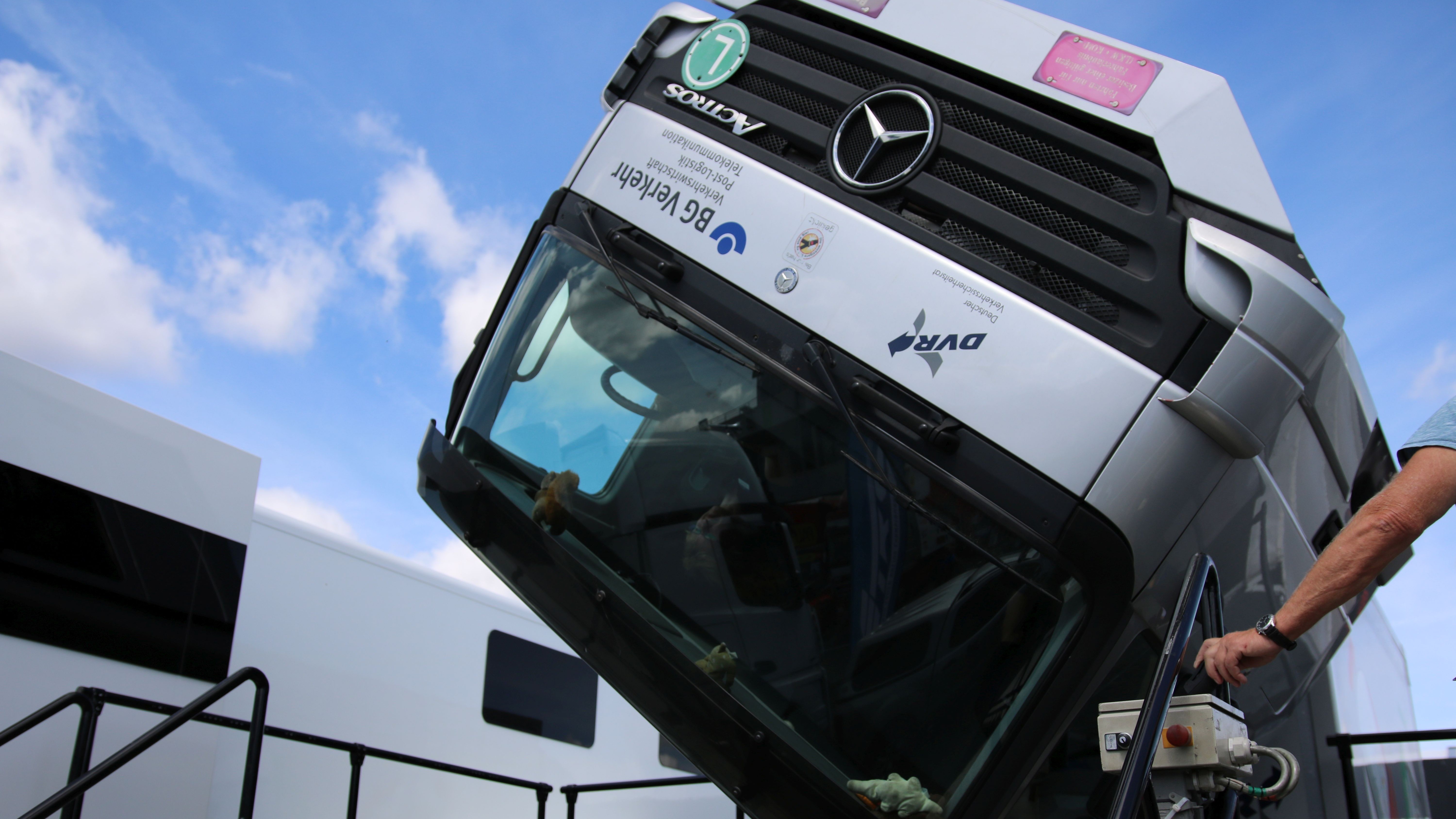 Anschnallpflicht umgekippter LKW Ein Überschlagsimulator kippt die Fahrerkabine eines Lastwagens zur Seite, um die Wirkung des Sicherheitsgurts bei einem Überschlag zu demonstrieren.