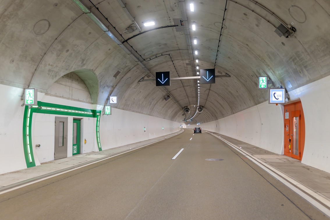 Ein Straßentunnel von innen.