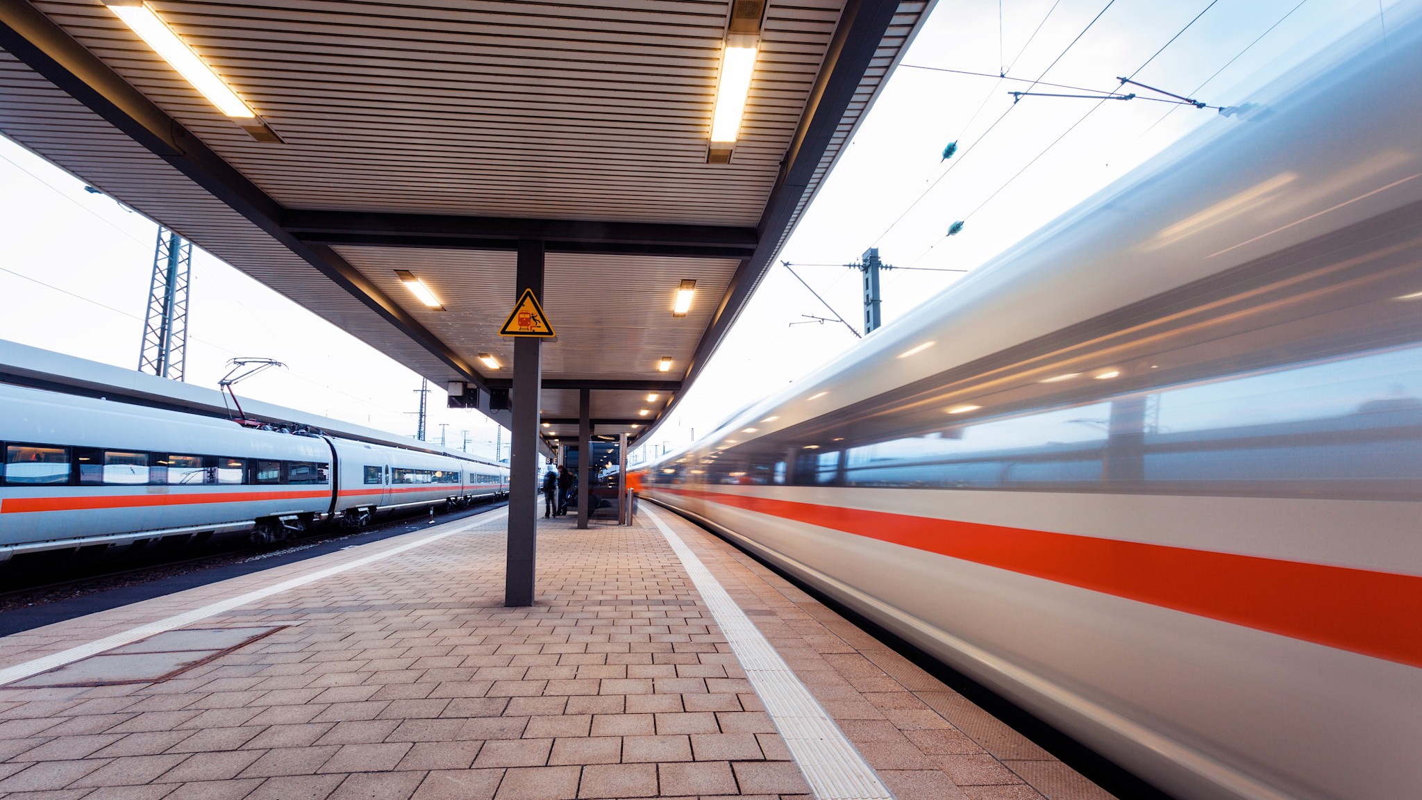 Auf dem Bild sieht man einen Bahnsteig mit zwei ICEs auf zwei verschiedenen Gleisen.