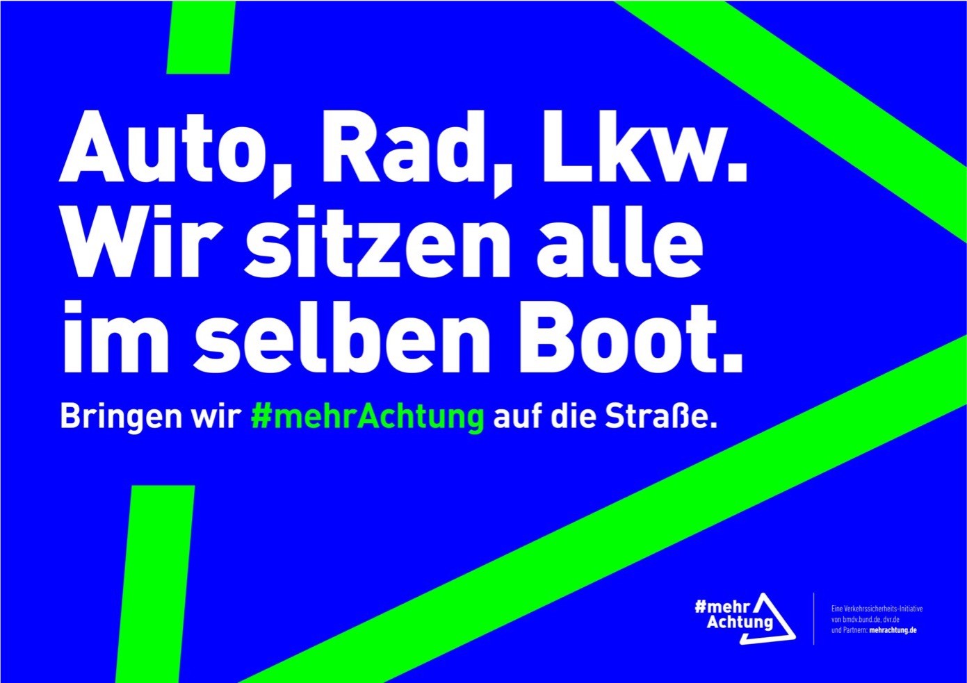 Vor einem grünen Dreieck auf blauem Hintergrund, das an das Verkehrszeichen „Gefahrenstelle“ erinnert, steht der Text: „Auto, Rad, Lkw. Wir sitzen alle im selben Boot. Bringen wir mehr Achtung auf die Straße.“