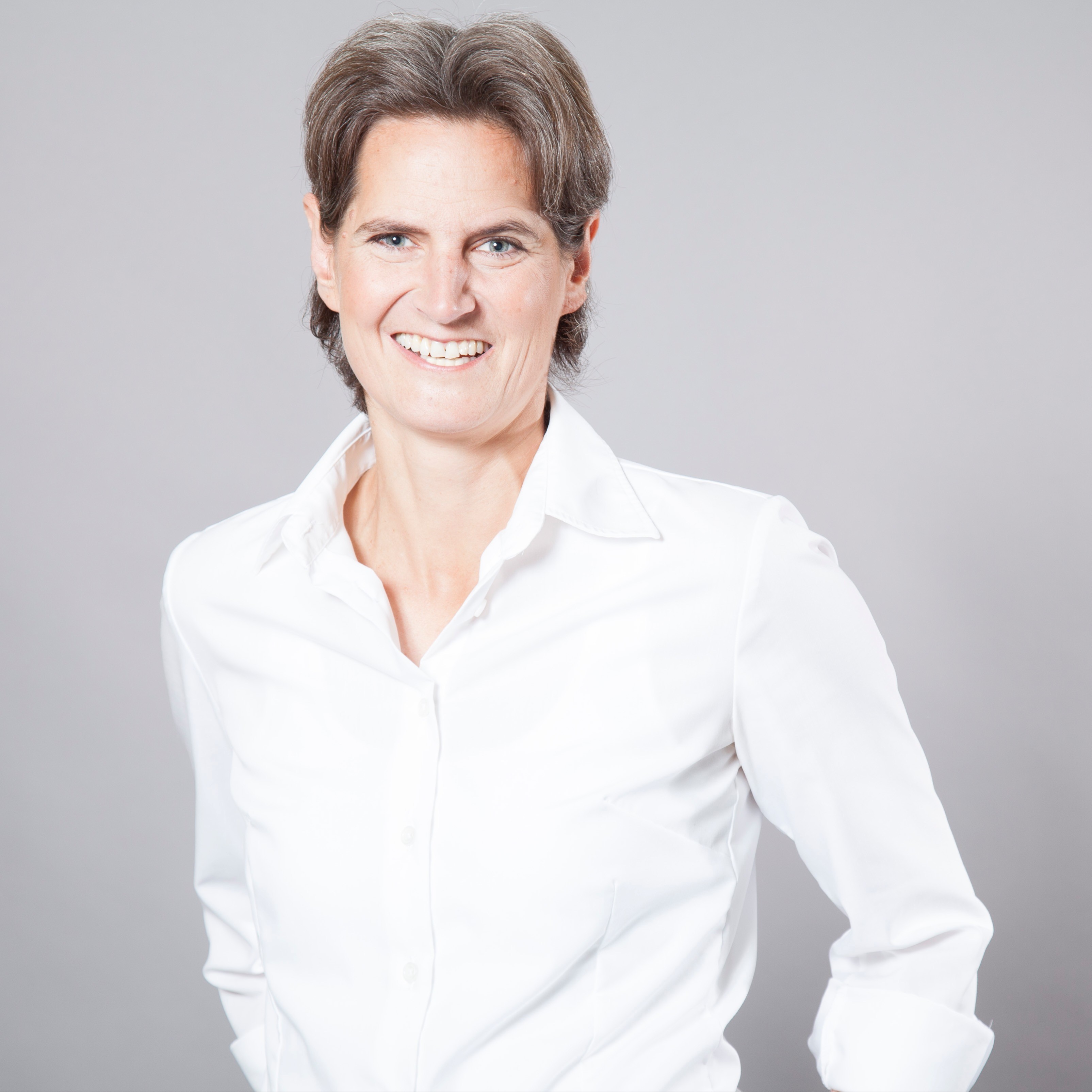 Fahrangst Simone Morawietz Das Bild zeigt die Interviewpartnerin Simone Morawietz lächelnd in einer weißen Bluse.