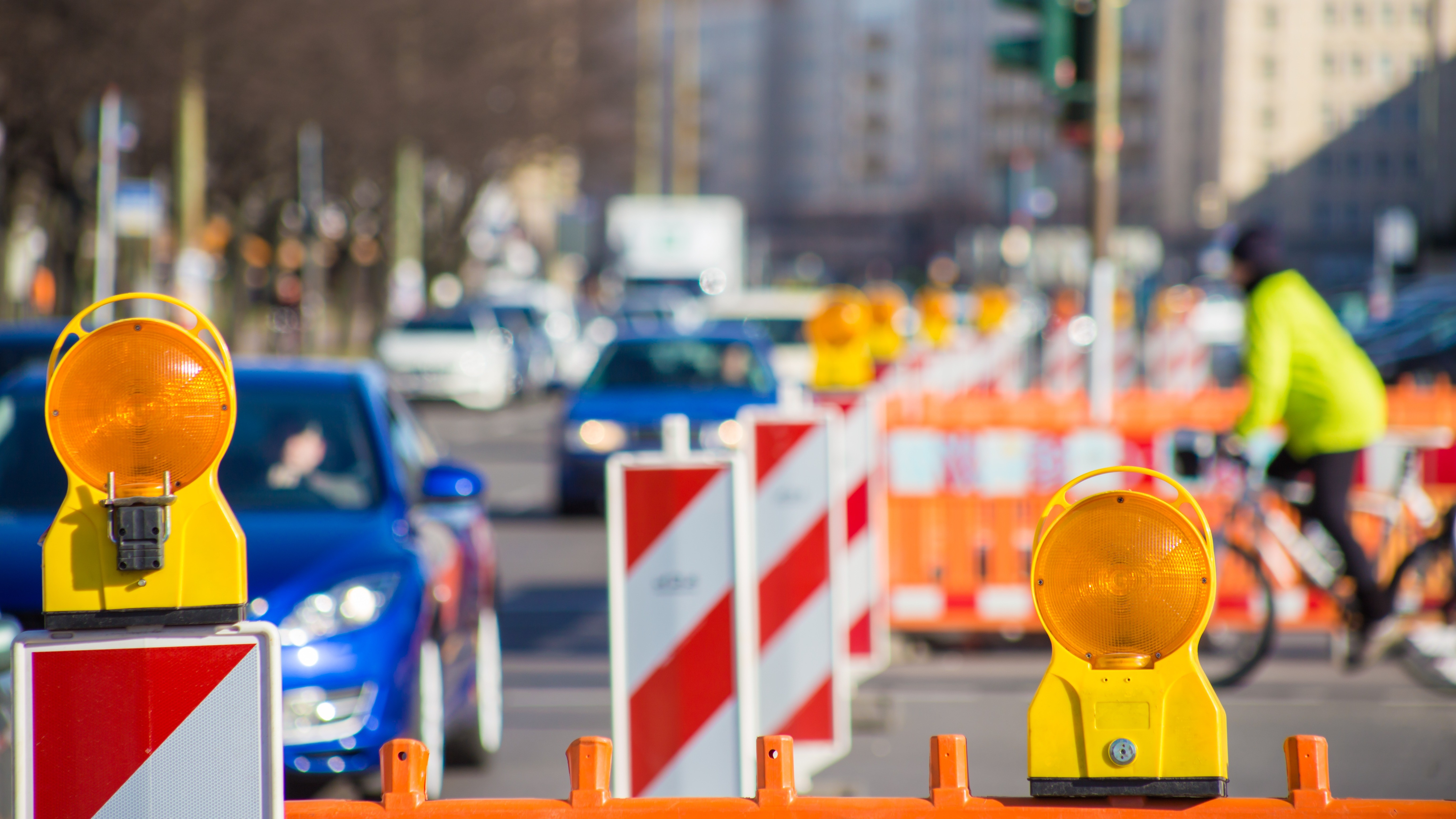 Baustelle auf befahrener Straße Das Bild zeigt Verkehr auf einer Straßenkreuzung am Potsdamer Platz in Berlin.