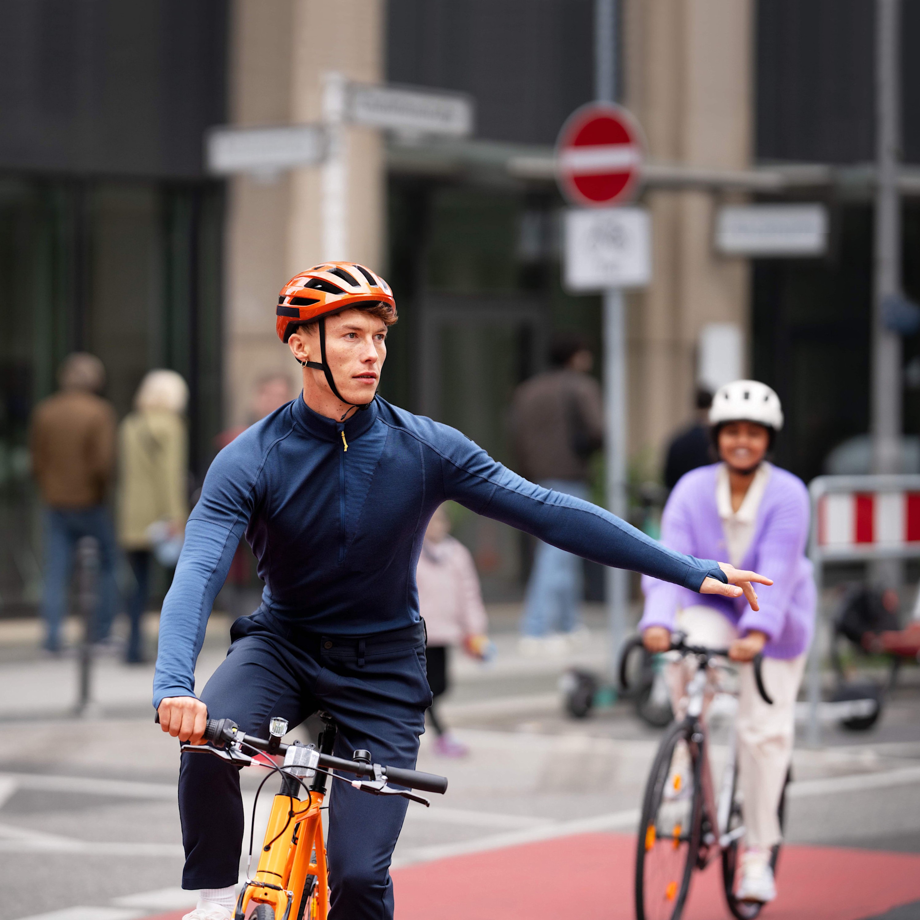 Auto vs Fahrrad – Radfahrer Ein Radfahrer fährt auf dem Fahrradweg und gibt ein Handzeichen nach links.