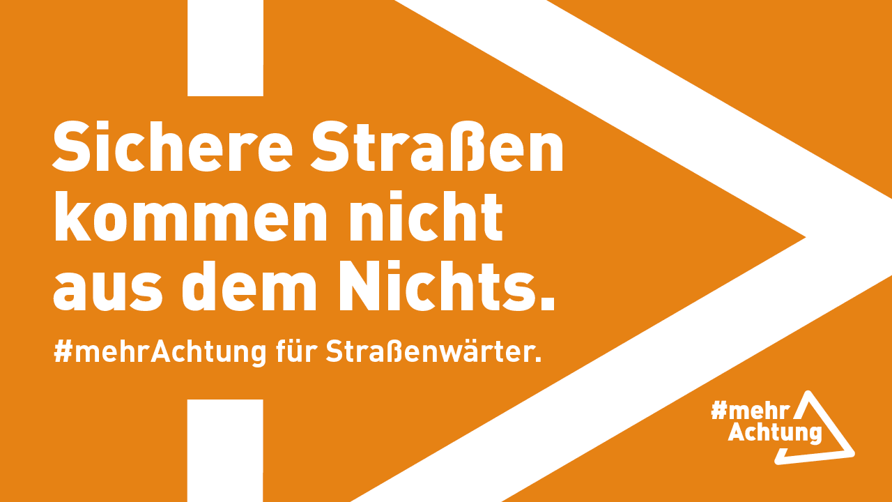 Kampagnenmotiv der Verkehrssicherheitskampagne #mehrAchtung auf orangefarbenem Grund mit weißer Schrift und dem Kampagnenlogo als grafisches Element mit dem Text: „Sichere Straßen kommen nicht aus dem Nichts. #mehrAchtung für Straßenwärter.“ 