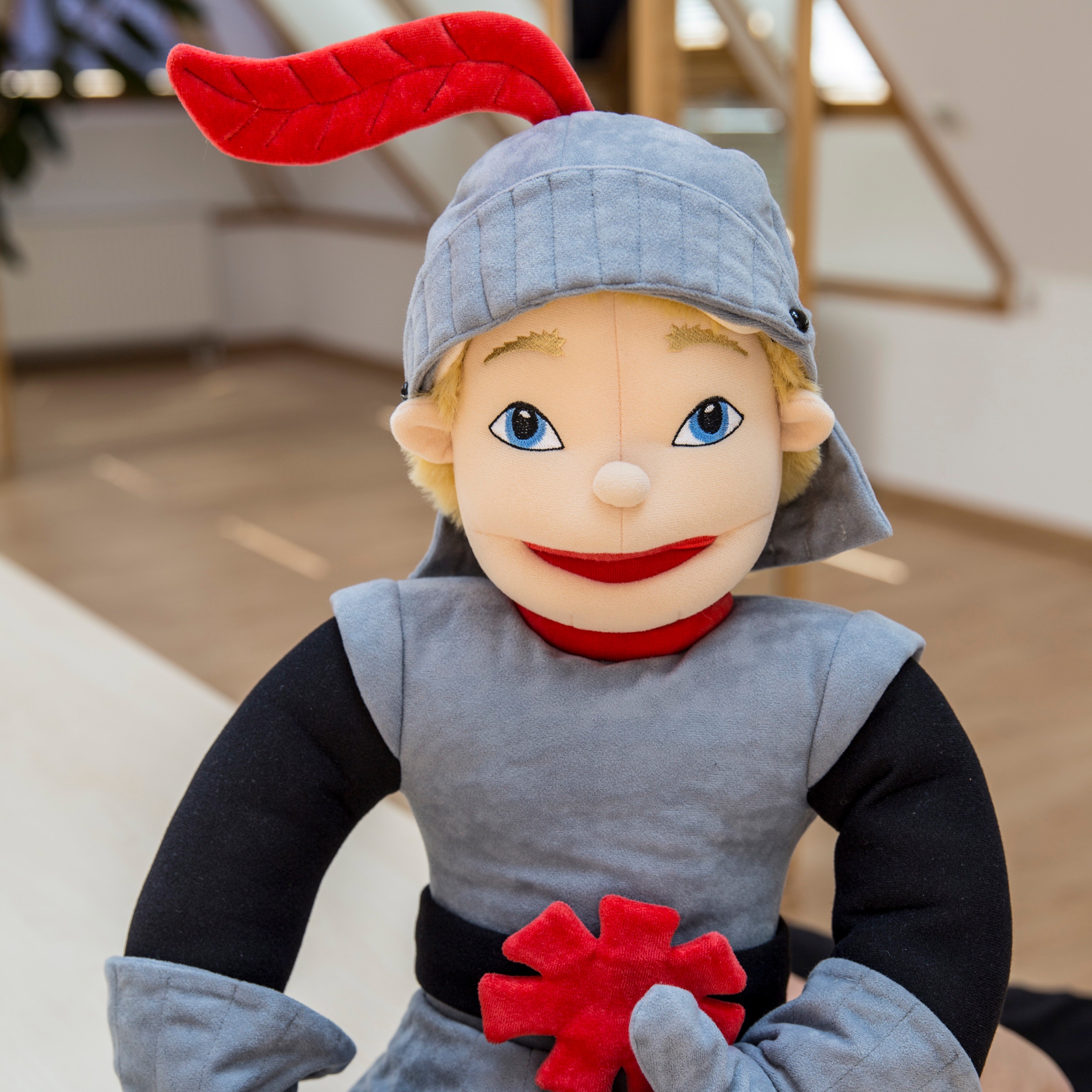 mA von klein auf Dank Partner Handpuppe „Ritter Björn“ 1:1 Handpuppe „Ritter Björn“ in grauer Ritterrüstung. Auf dem Helm steckt eine rote Feder, am Gürtel eine Stoffblume.