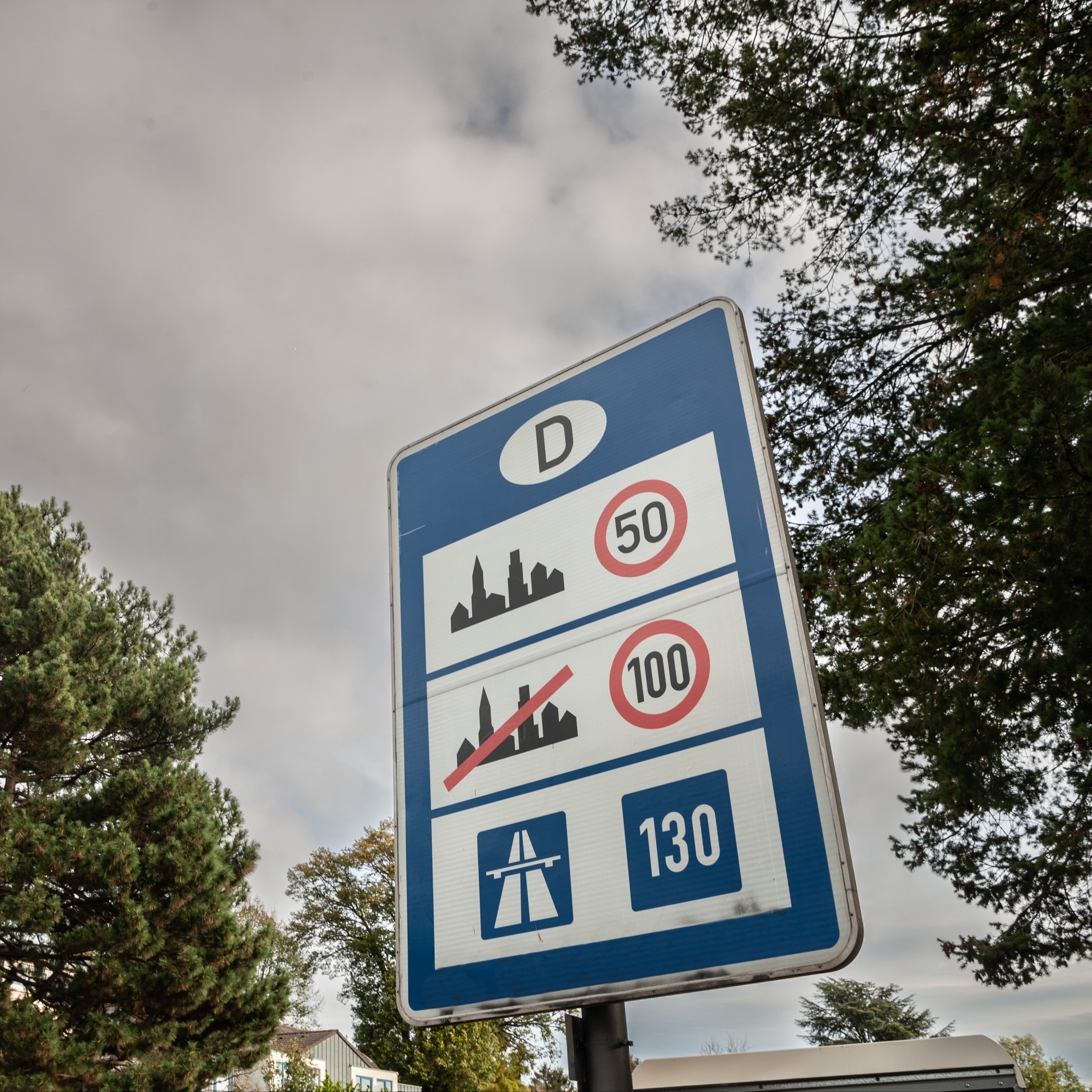 Verkehrsschild zur Richtgeschwindigkeit auf deutschen Autobahnen.