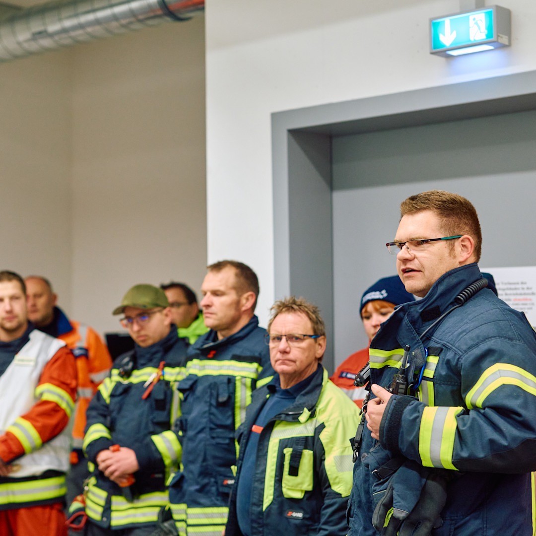 Tunneluebung: Nachbesprechung Nach dem Brandtest: Einsatzkräfte und Verantwortliche besprechen den Übungsablauf. In dieser Abschlussbesprechung sammeln sie wichtige Erkenntnisse, um Abläufe weiter zu verbessern und die Sicherheit zu erhöhen.