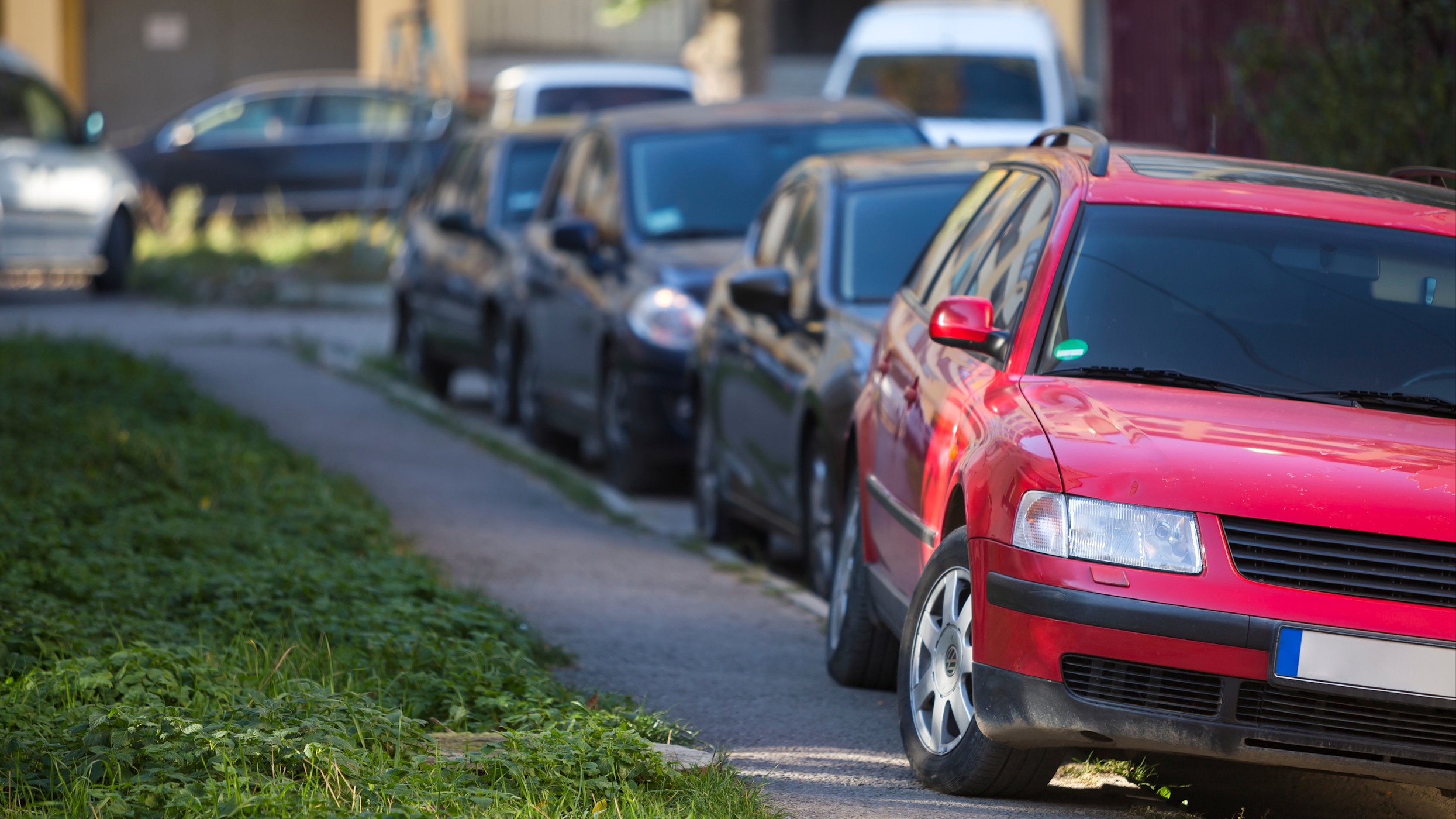 16:9 Header: Gehwege sind keine Parkplätze Das Bild zeigt ein Pkw, das fälschlicherweise auf einem Gehweg geparkt wurde.