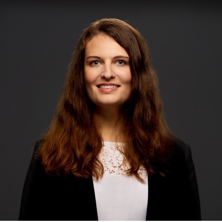 Elena Marcus-Engelhardt BPEX Eine Frau mit braunen Haaren lächelt vor dunklem Hintergrund in die Kamera. Es ist Elena Marcus-Engelhardt. Sie ist Pressesprecherin des Bundesverbandes Paket- und Expresslogistik.