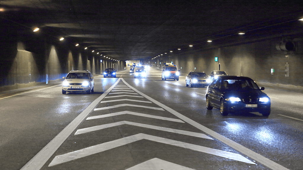 Tunnelsicherheit Verkehr Tunnel Fließender Verkehr in einem Autobahntunnel.