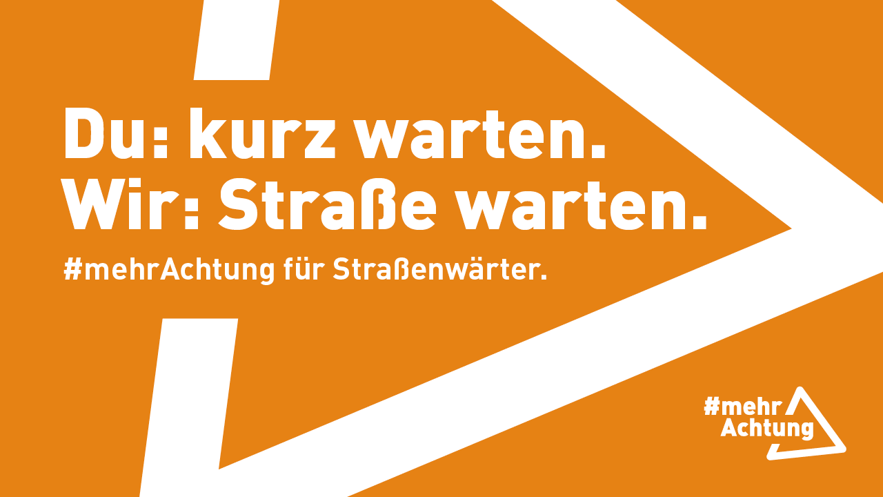 Kampagnenmotiv der Verkehrssicherheitskampagne #mehrAchtung auf orangefarbenem Grund mit weißer Schrift und dem Kampagnenlogo als grafisches Element mit dem Text: „Du: kurz warten. Wir: Straße warten. #mehrAchtung für Straßenwärter.“ 