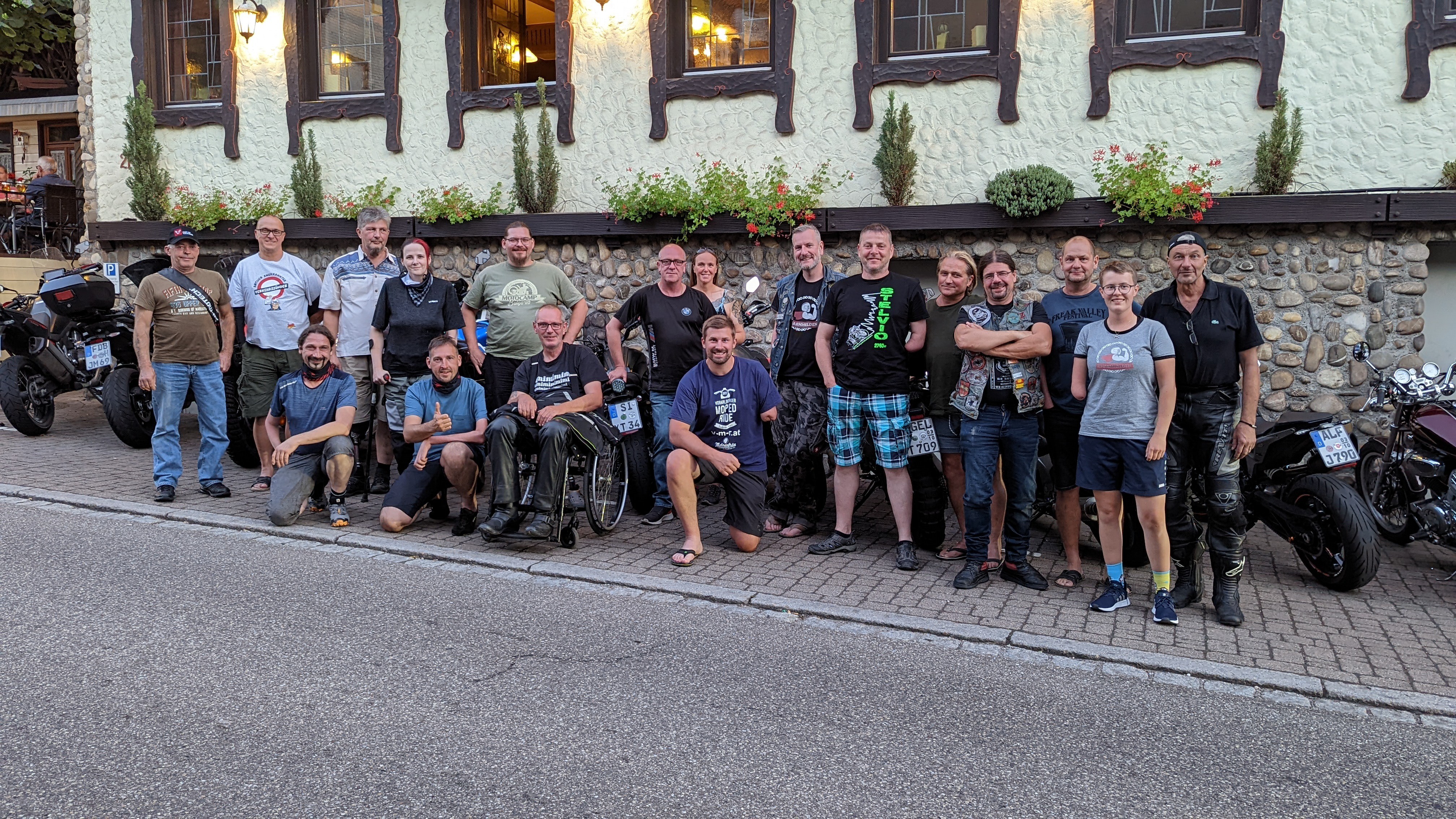 Motorradfahren mit Behinderung Ein Gruppenfoto der Einarmhelden & Einbeinhelden