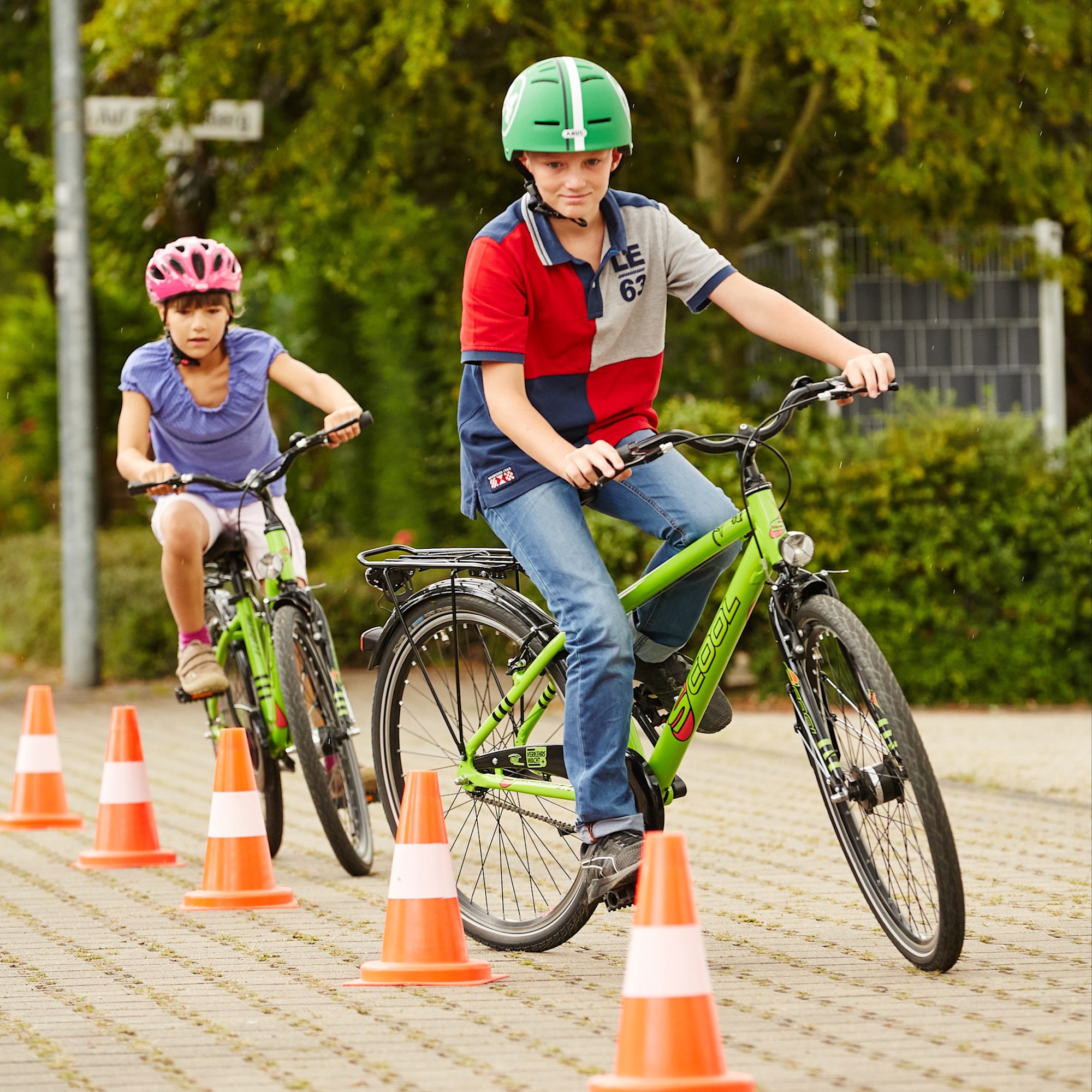 Kinder beim Fahrradtraining Kinder im Fahrradtraining üben Verkehrssicherheit im Parcours.