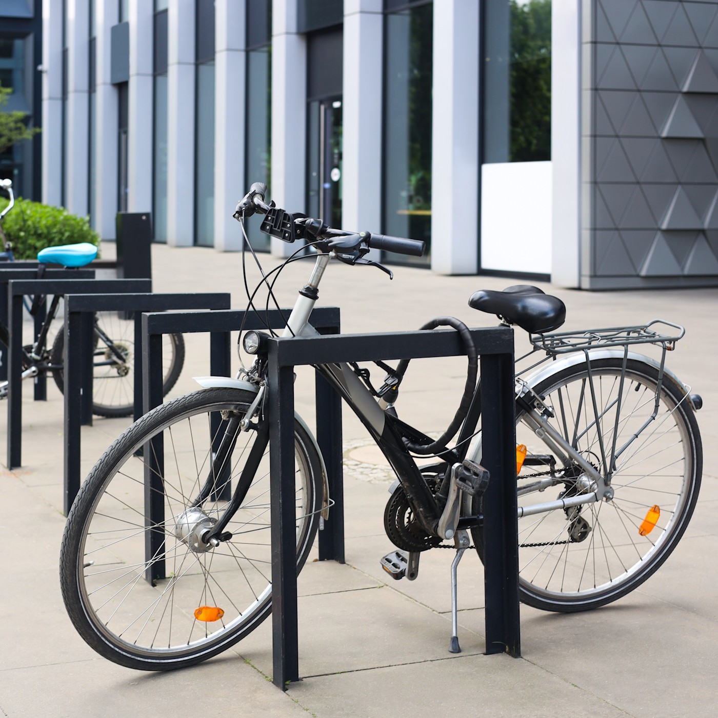 Gehwege Fahrräder Das Bild zeigt ein Fahrrad, das an einem Fahrradständer abgestellt wurde.