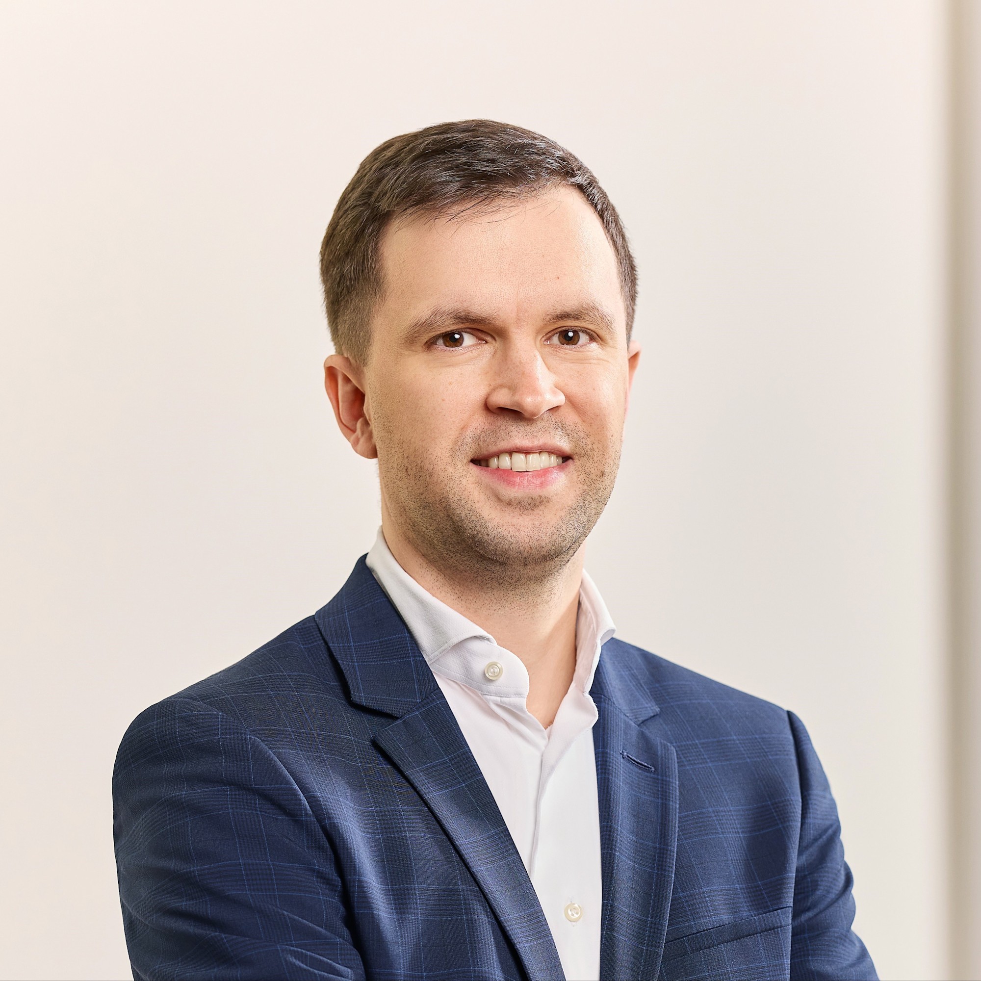 Philipp Mathey Portrait Das Portrait zeigt einen lächelnden Mann in einem blauen, karierten Sakko und einem weißen Hemd. Es ist Philipp Mathey. Er ist Pressesprecher beim Automobil-Club Verkehr e. V. und gibt als Experte Tipps, wie sich Unfälle mit Wohnmobilen vermeiden lassen.