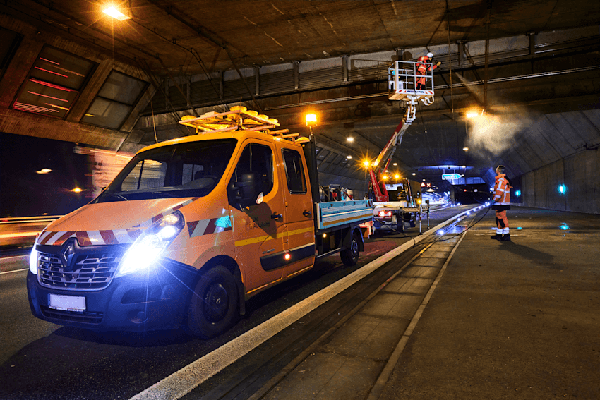 Ohne mobile Arbeitsbühne wäre die Wartung des Tunnels nicht denkbar. Sie ermöglicht es den Fachkräften, auch Arbeiten an der Decke durchzuführen. 