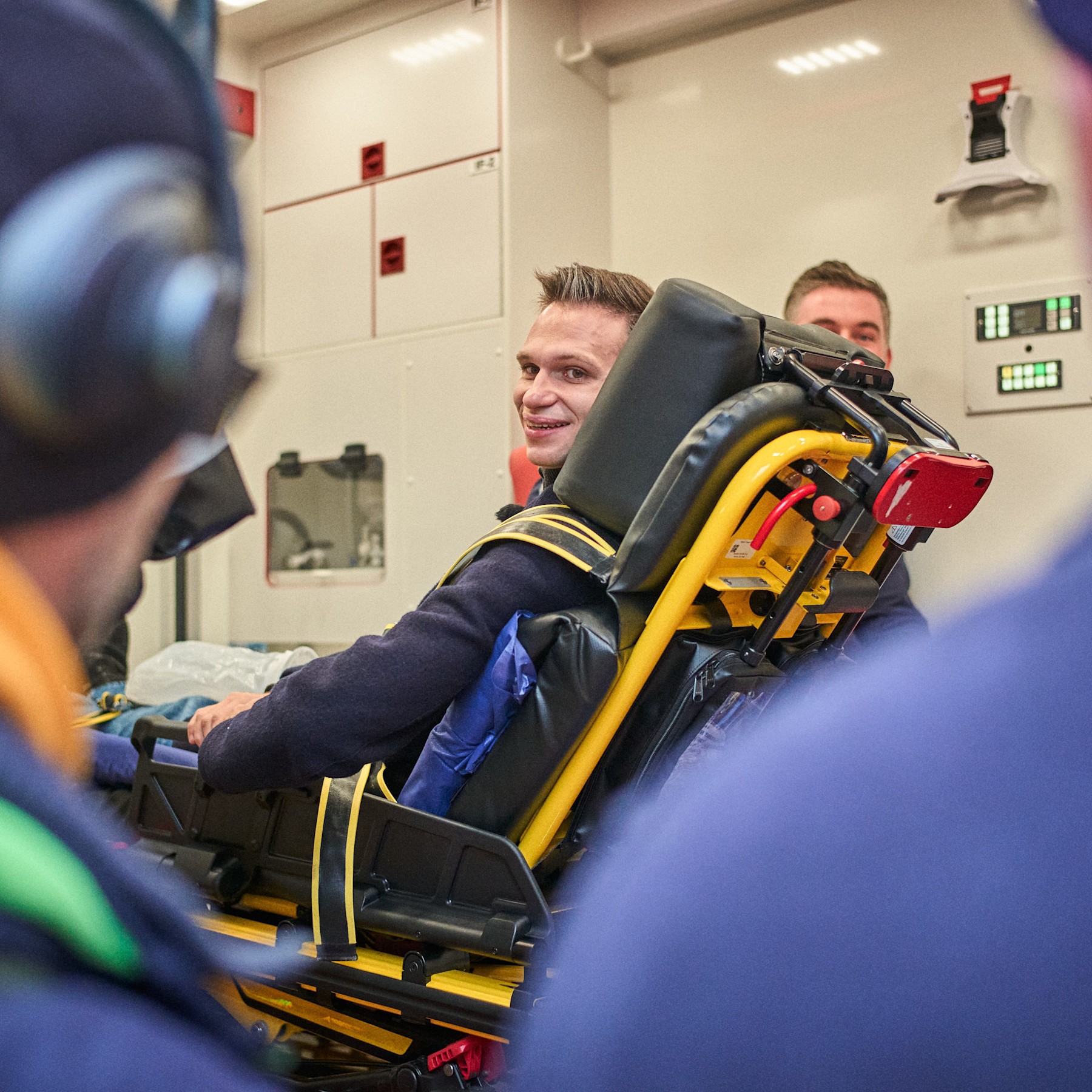 Fabian Koester Polizei Rettungsdienst im Wagen Fabian Koester sitzt auf dem Patientensitz in einem Rettungswagen.