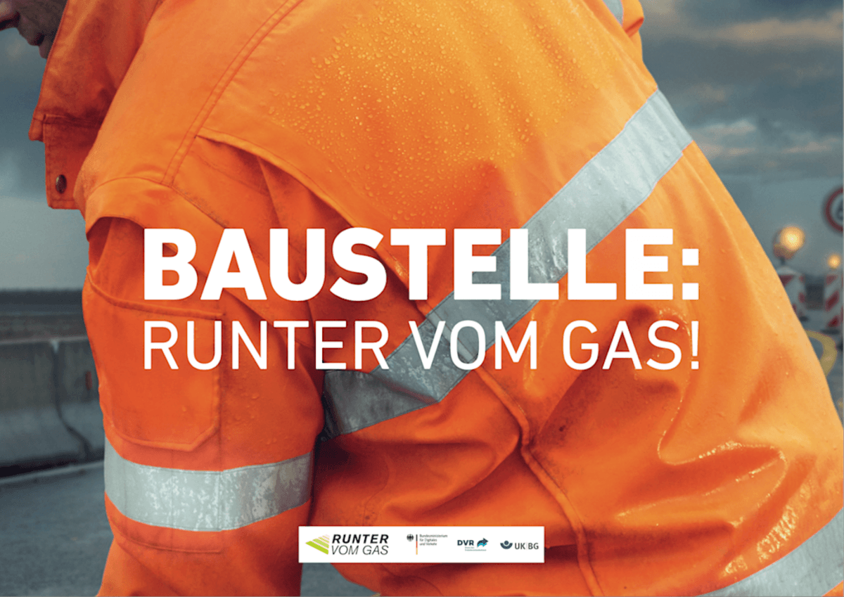Autobahnplakat RvG Baustelle Nahaufnahme einer orangefarbenen Warnjacke mit reflektierenden Streifen. Im Vordergrund steht der Text „BAUSTELLE: RUNTER VOM GAS!". Im Hintergrund sind verschwommen Baustellenelemente und ein grauer Himmel zu sehen. Logos des Bundesministeriums für Digitales und Verkehr, DVR und UK BG sind unten abgebildet.