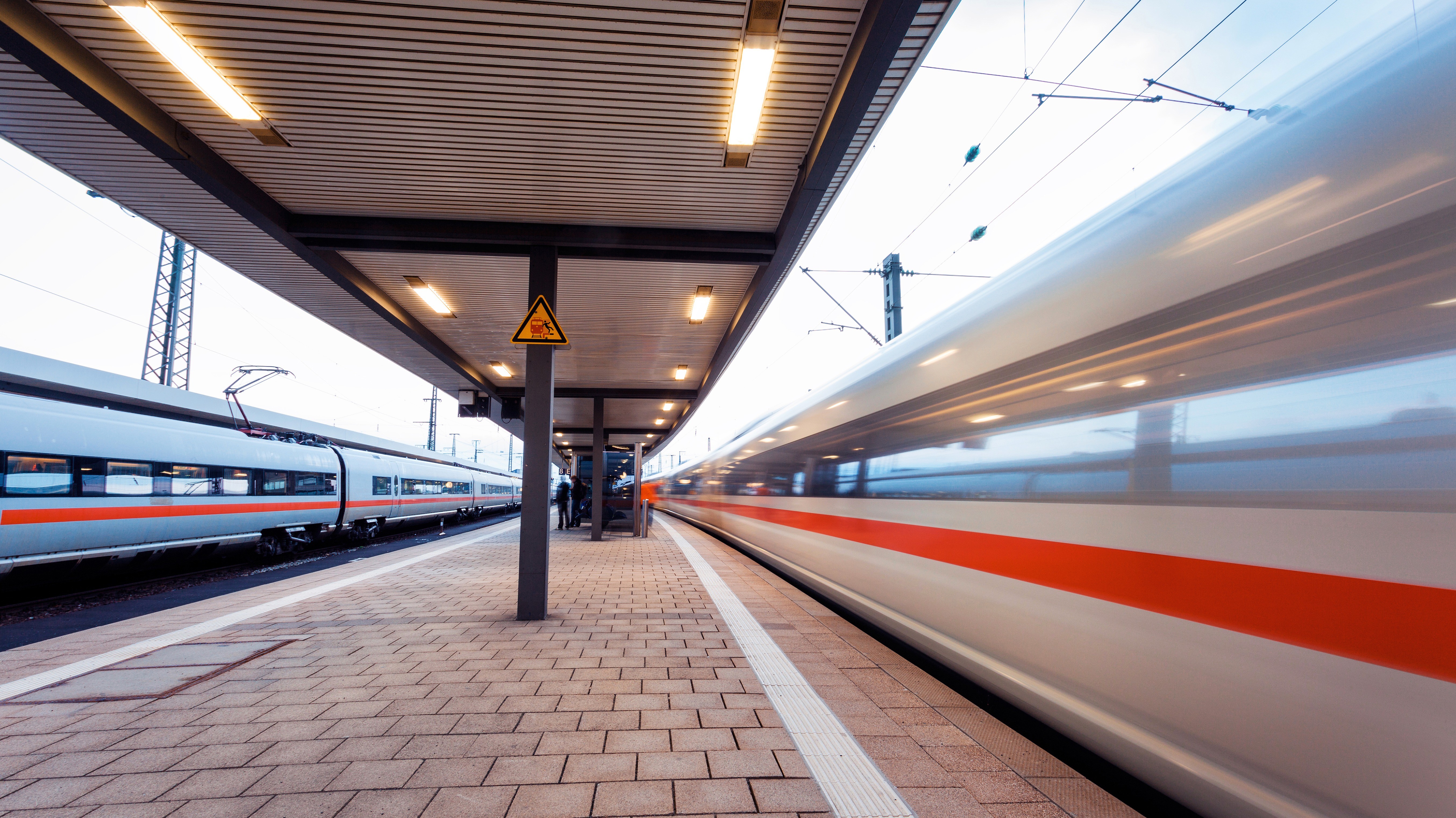 Verhalten am Bahnsteig - Bahnsteig mit ICE 16:9 Auf dem Bild sieht man einen Bahnsteig mit zwei ICEs auf zwei verschiedenen Gleisen.