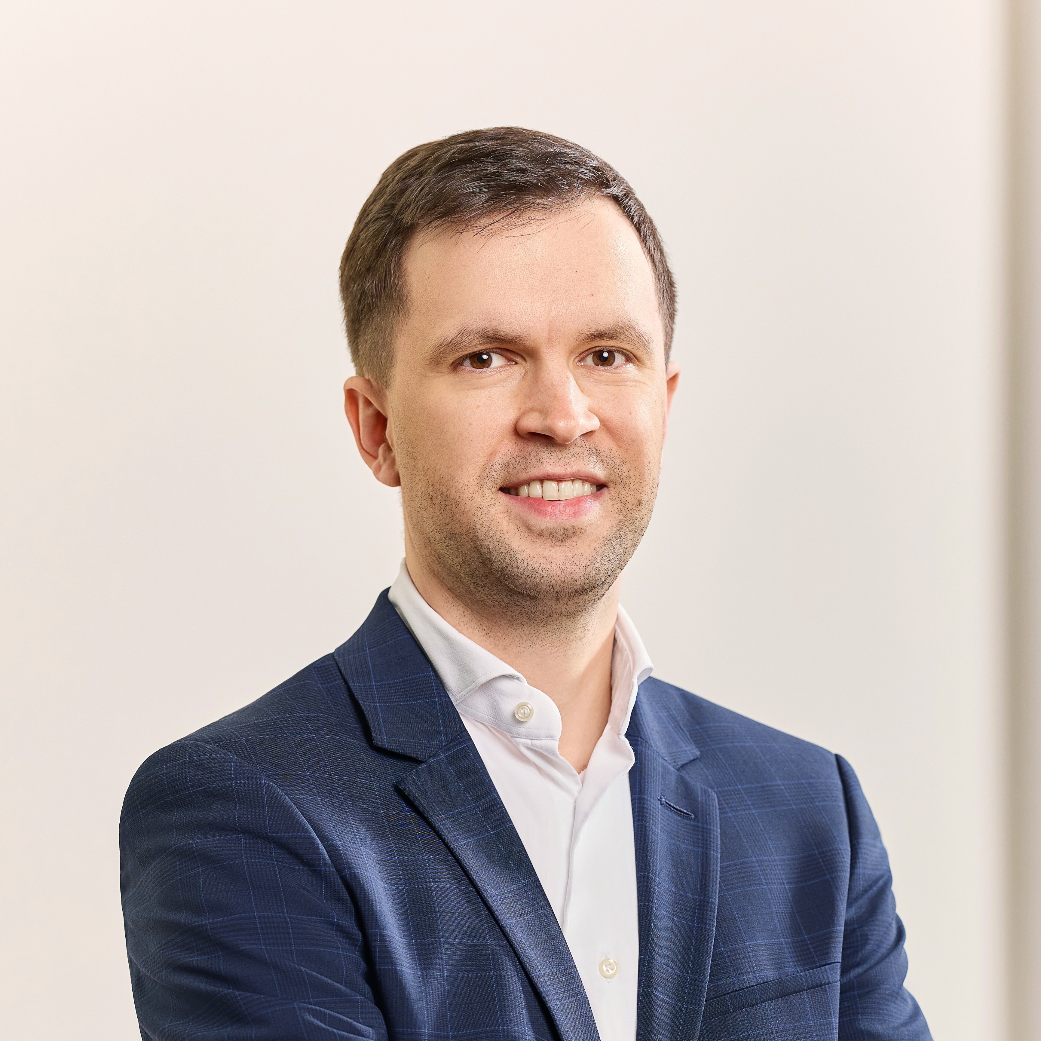 Philipp Mathey Porträt Das Porträt zeigt einen lächelnden Mann in einem blauen, karierten Sakko und einem weißen Hemd. Es ist Philipp Mathey. Er ist Pressesprecher beim Automobil-Club Verkehr e. V. und gibt als Experte Tipps, wie sich Unfälle mit Wohnmobilen vermeiden lassen.