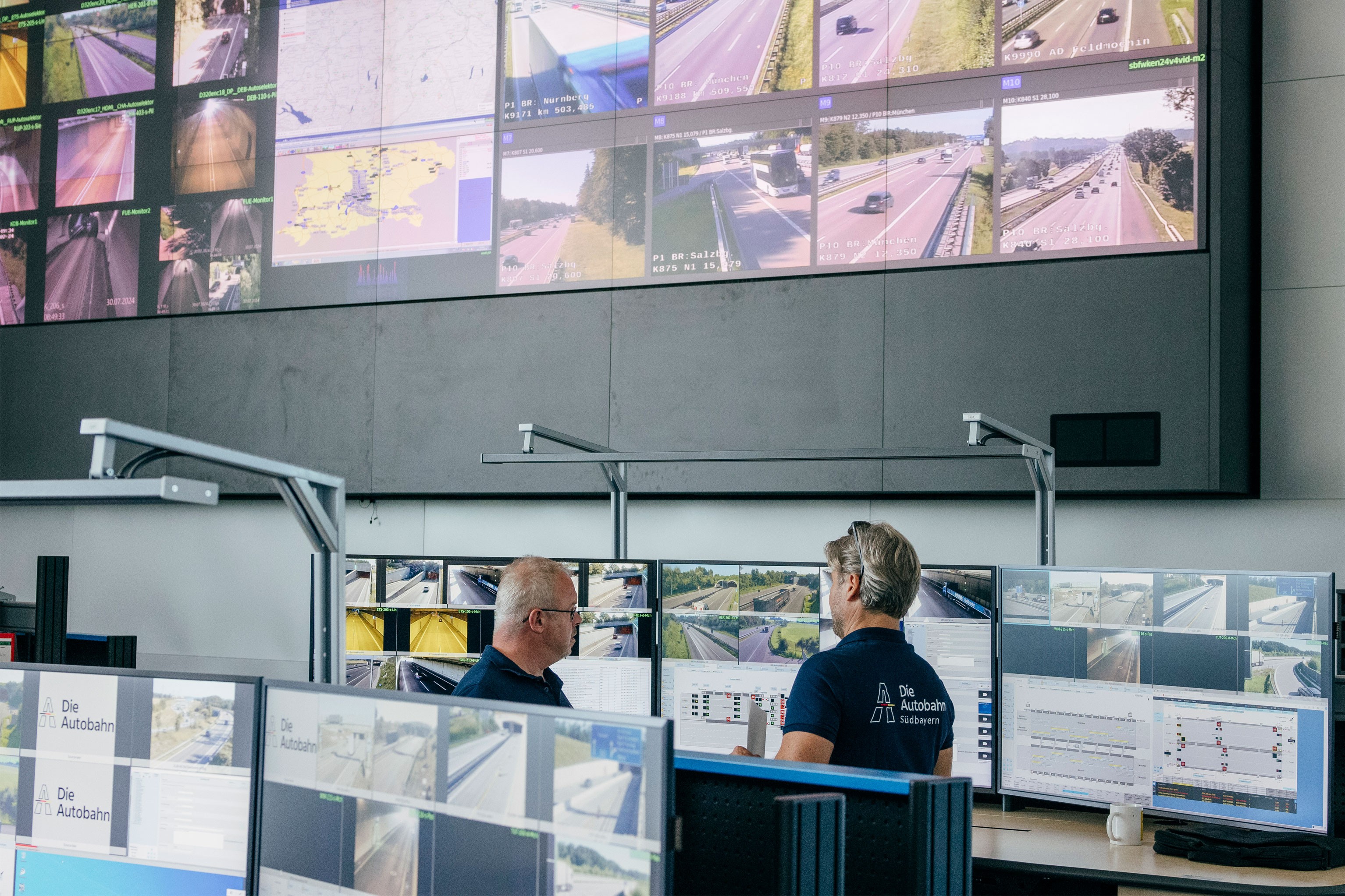 Tunnelmythen Bild 2 Blick in eine Verkehrszentrale: Hier überwachen engagierte Operatoren rund um die Uhr den Verkehr auf deutschen Autobahnen und in Tunneln. Monitore zeigen Livebilder, sodass die Mitarbeitenden im Notfall schnell reagieren können.
