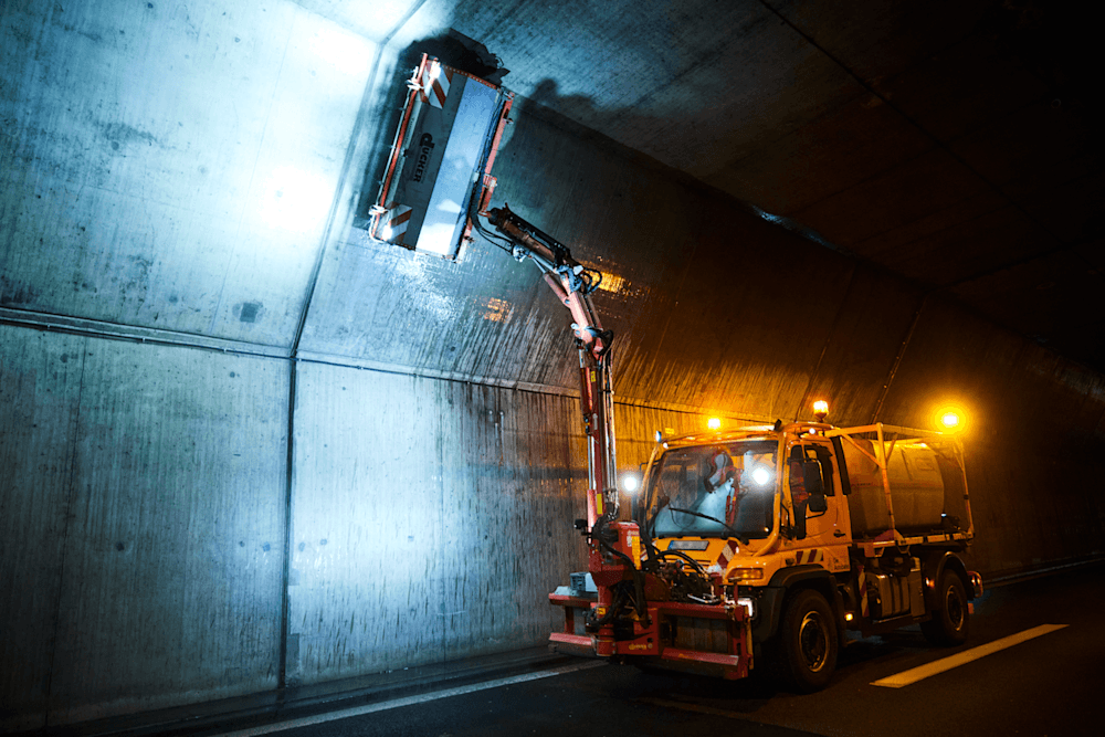 Unterwegs für saubere Wege: Mit dem spezialisierten Reinigungsfahrzeug wird für die regelmäßige Wartung und Sauberkeit der Tunnelwände gesorgt.