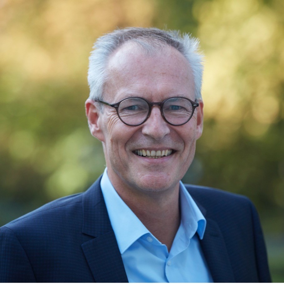 Roter Ritter 2026 Marco Grundt 1:1 Ein Mann mit dunkler Brille und grauem Haar im Anzug lächelt in die Kamera. Es ist Dr. Jan Zeibig, Vorstand der Aktion Kinder-Unfallhilfe e. V.
