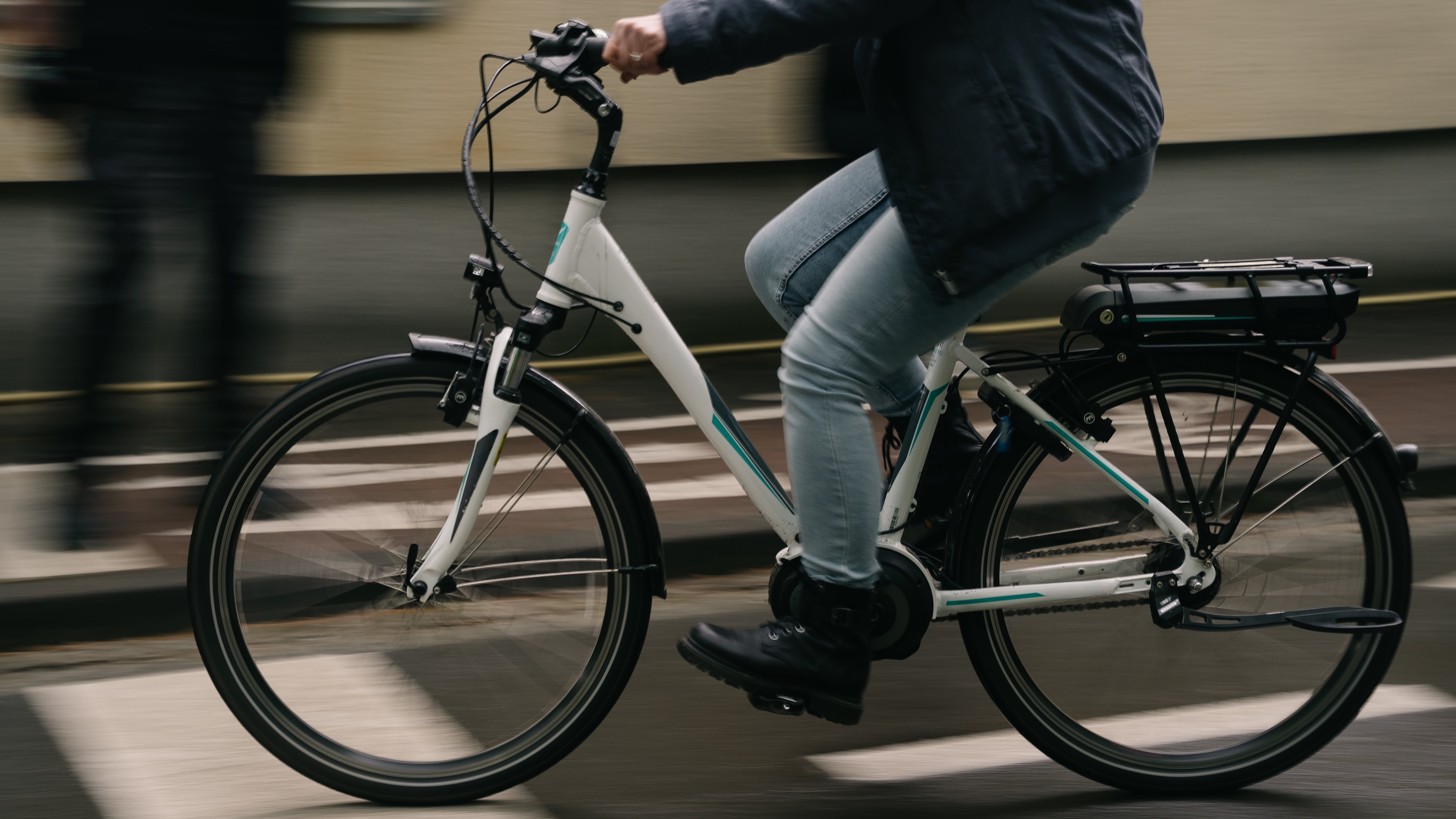 Eine Person auf einem Pedelec in voller Fahrt bei einer Pedelec-Probefahrt