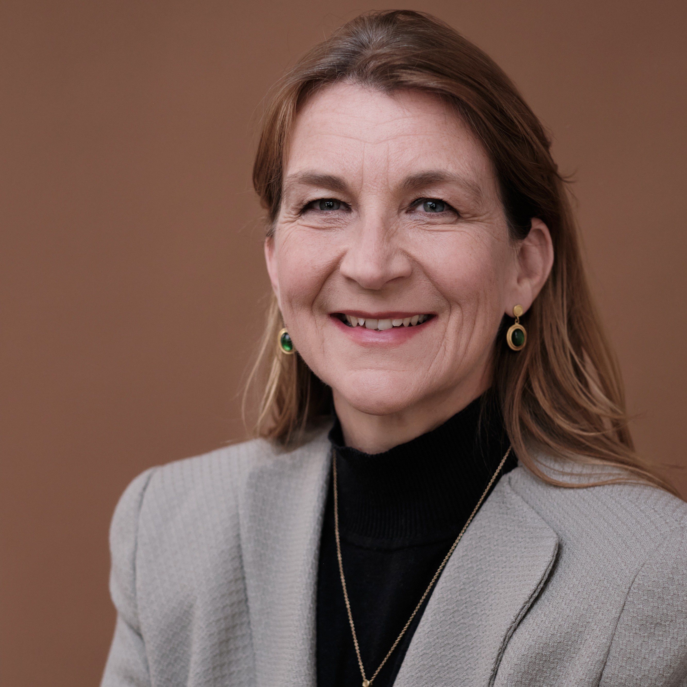 Porträt von Prof. Julia C. Stingl. Sie lächelt, hat lange braune Haare und trägt einen Blazer. Sie blickt direkt in die Kamera.