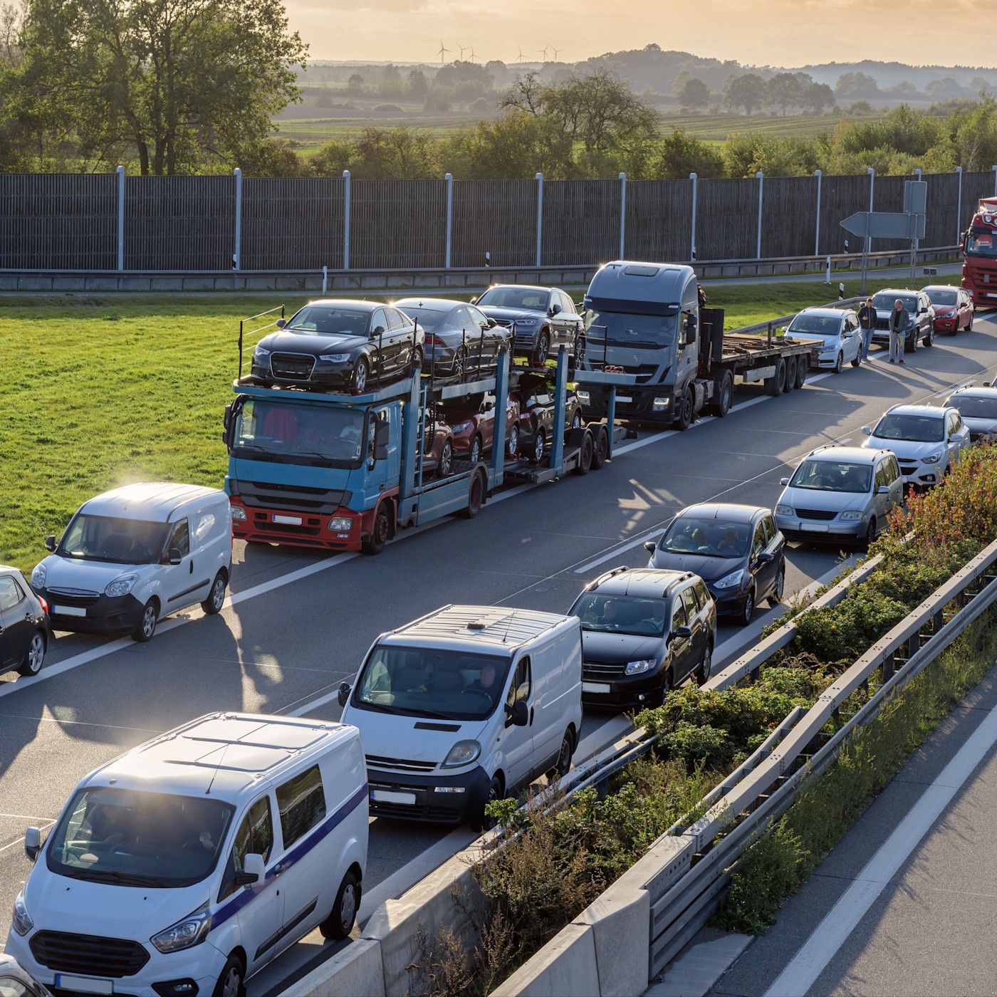 1:1 - Header Mythos oder Wahrheit Das Bild zeigt eine Rettungsgasse auf der Autobahn.