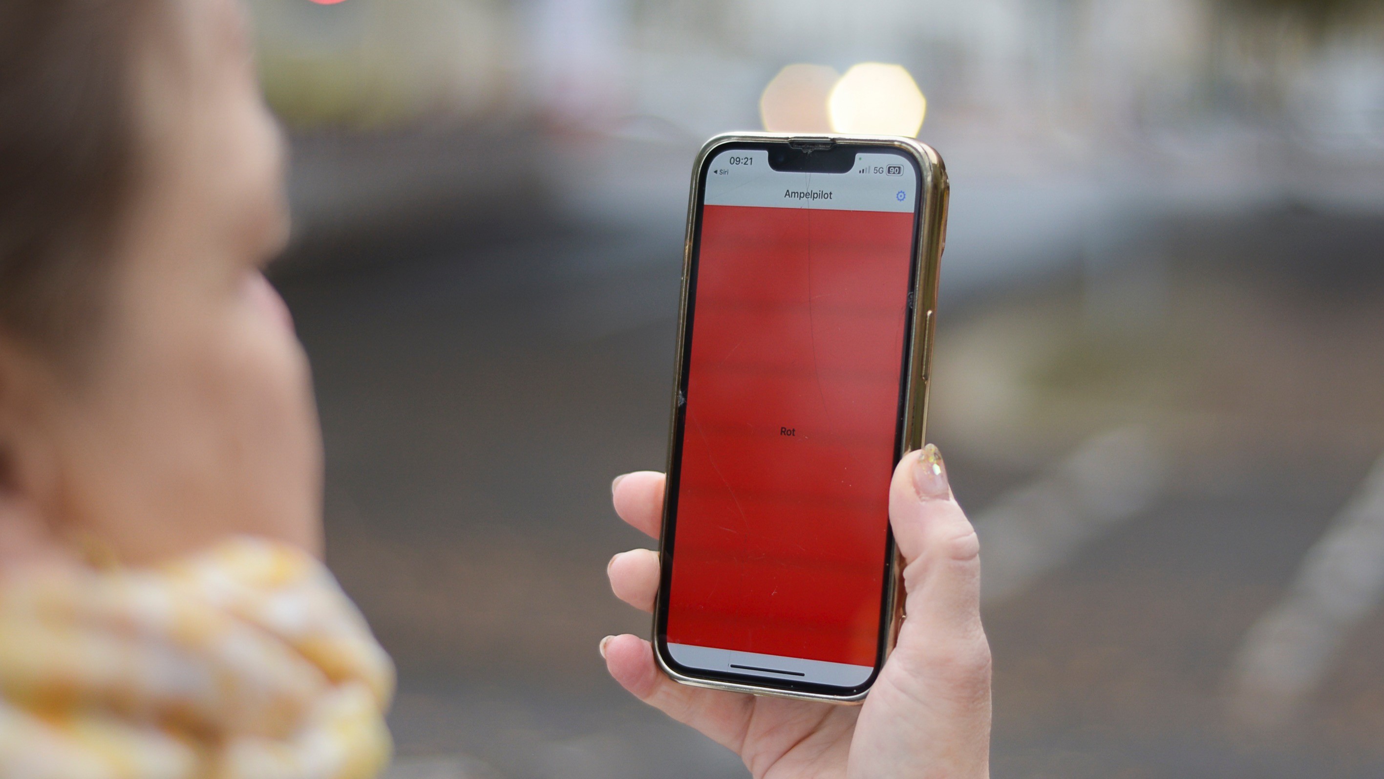 Blindenführhunde Ampel-Farb-Erkennung Blinde Frau nutzt Ampel-App zur Erkennung von Rot- und Grünphasen.