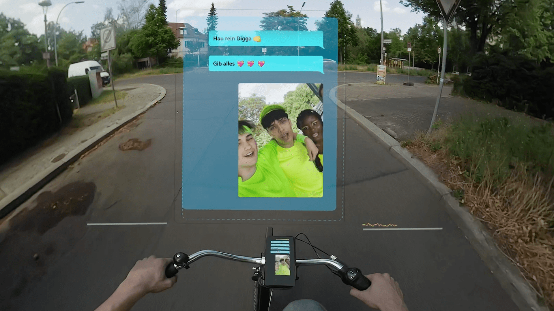 Das Smartphone als Ablenkung beim Radfahren Der Blick einer Person auf dem Fahrrad beim Fahren. Am Fahrradlenker ist ein Smartphone befestigt. Das Display des Handys wird im Film vergrößert gezeigt.