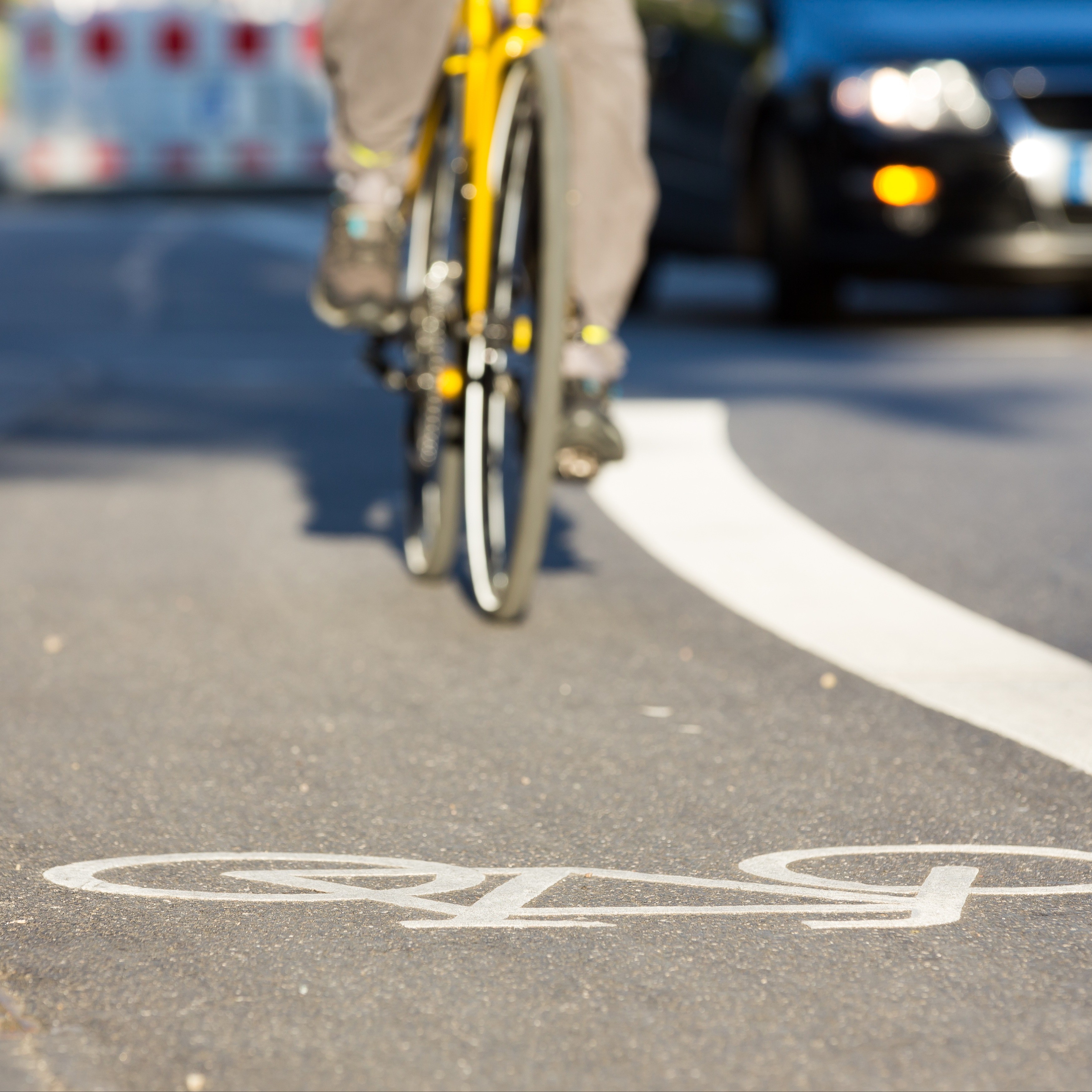 Fahrradfahrer auf Fahrradweg Eine Person fährt mit dem Fahrrad auf einem Radfahrstreifen.